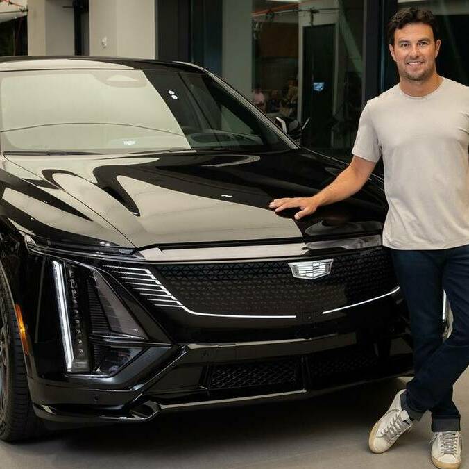 Checo Pérez posa con un auto de su nuevo equipo (Cadillac)