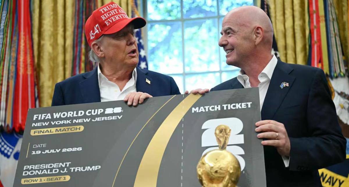 Donald Trump recibe boleto del Mundial 2026 por parte de Gianni Infantino (AFP)