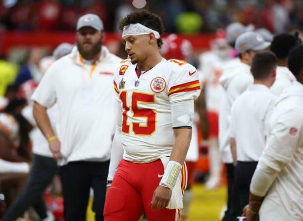 Mahomes sale cabizbajo del campo en el Super Bowl LIX (Reuters)