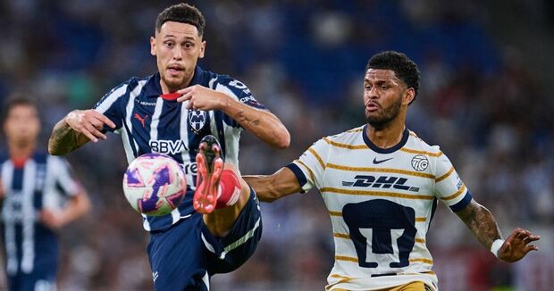 Ocampos y Caicedo compitiendo por el balón en aquel empate a cero goles en el Apertura 2024. Foto: @Rayados