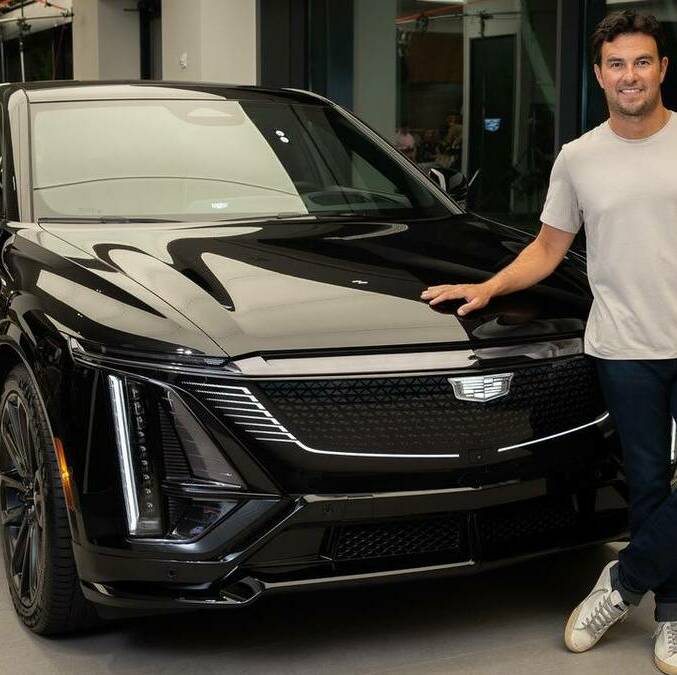 Checo Pérez posa con un auto de su nuevo equipo (Cadillac)