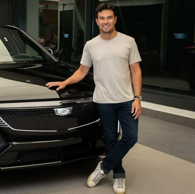 Checo Pérez posa con un auto de su nuevo equipo (Cadillac)