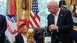 Donald Trump y Gianni Infantino con el trofeo del Mundial (Reuters)