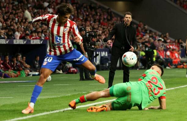 El duelo estuvo parejo durante la primera hora de juego / Reuters