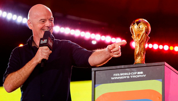 Infantino junto a la Copa del Mundo. (Foto: Reuters)