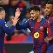 Pedri es felicitado por sus compañeros tras el primer gol (Reuters)