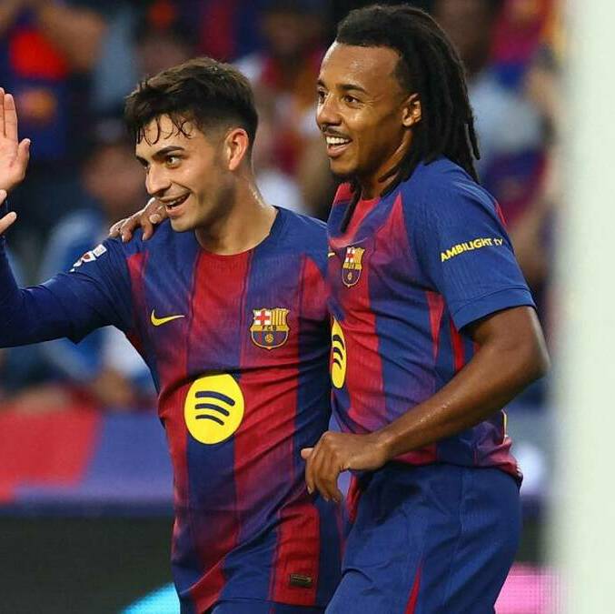 Pedri es felicitado por sus compañeros tras el primer gol (Reuters)