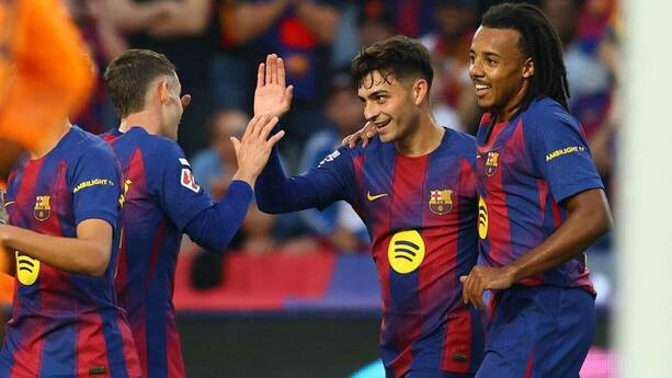 Pedri es felicitado por sus compañeros tras el primer gol (Reuters)