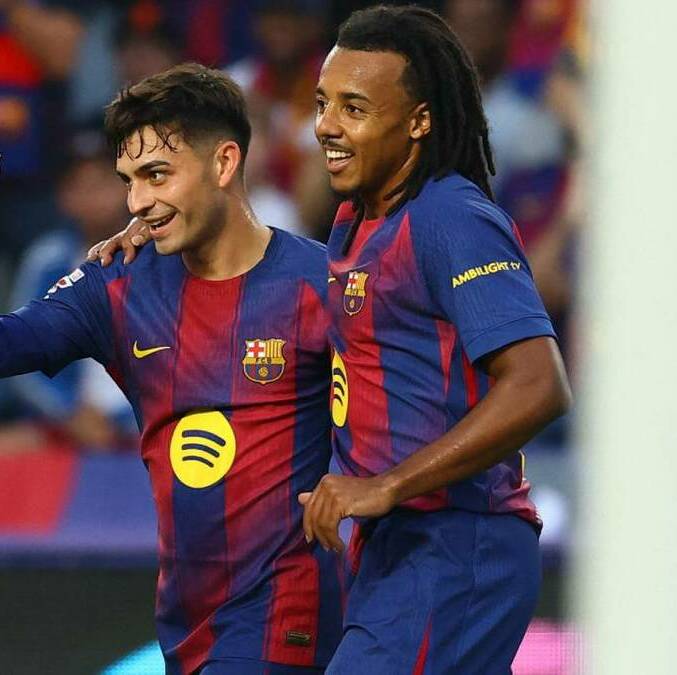 Pedri es felicitado por sus compañeros tras el primer gol (Reuters)