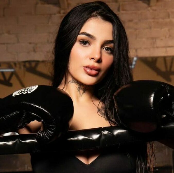 Karely Ruiz en su faceta de boxeadora (@karelyruiz)