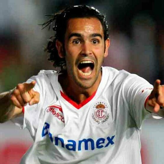 Santiago Fernández, en 'batalla' con Martinoli (Captura/Mexsport)