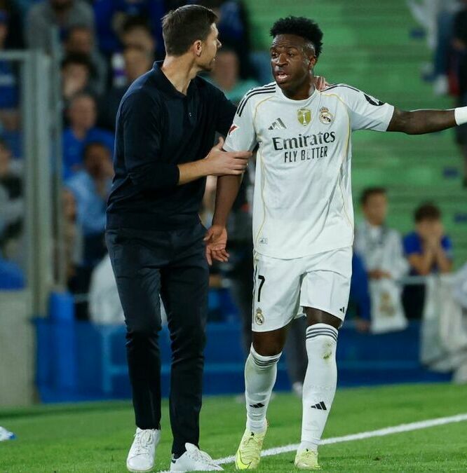 Vinícius junto a Xabi Alonso (EFE)