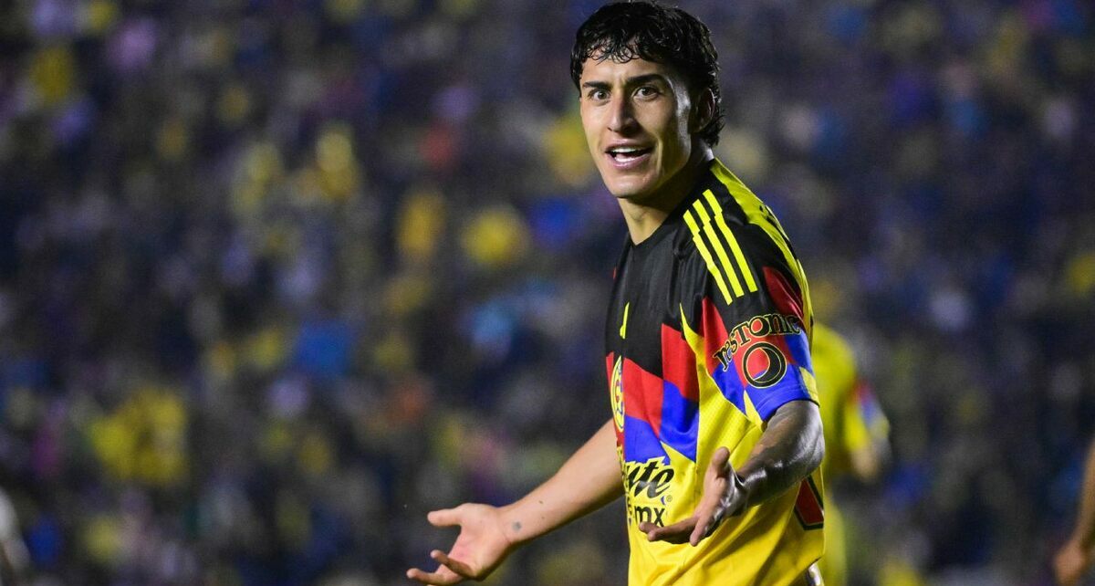Alejandro Zendejas reclama en un juego de América (Imago7)