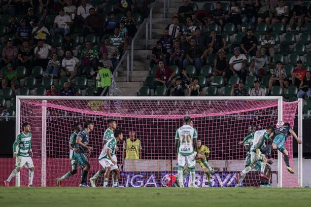 Cabezazo de Almada para el empate definitivo (Mexsport)