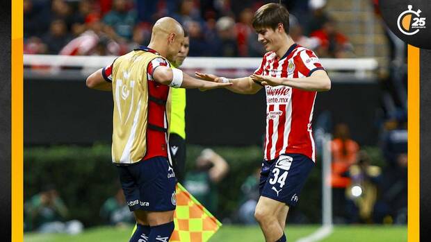 Chicharito y la Hormiga González celebran un gol de Chivas (Mexsport)