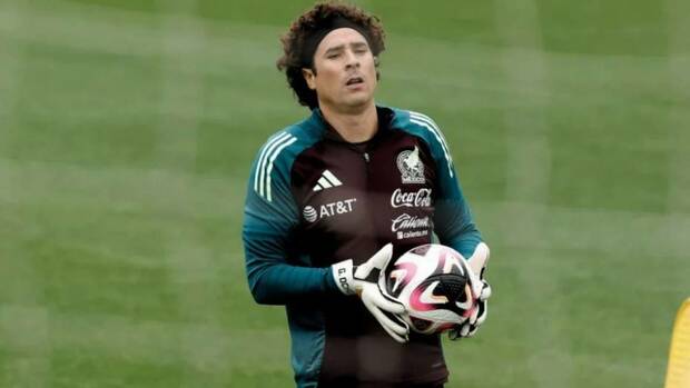 Memo Ochoa en un entrenamiento del Tri (Mexsport)