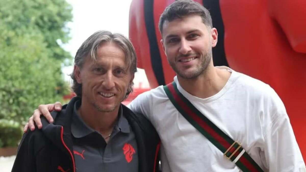 Santi Giménez y sus compañeros reciben un exclusivo obsequio de Modric