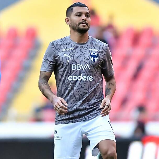 Tecatito Corona calienta en el Estadio Jalisco (Mexsport)