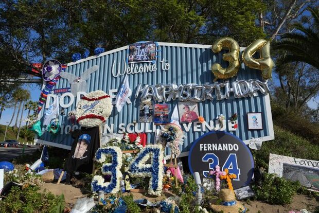 Memorial a Fernando Valenzuela en Dodger Stadium (Reuters)