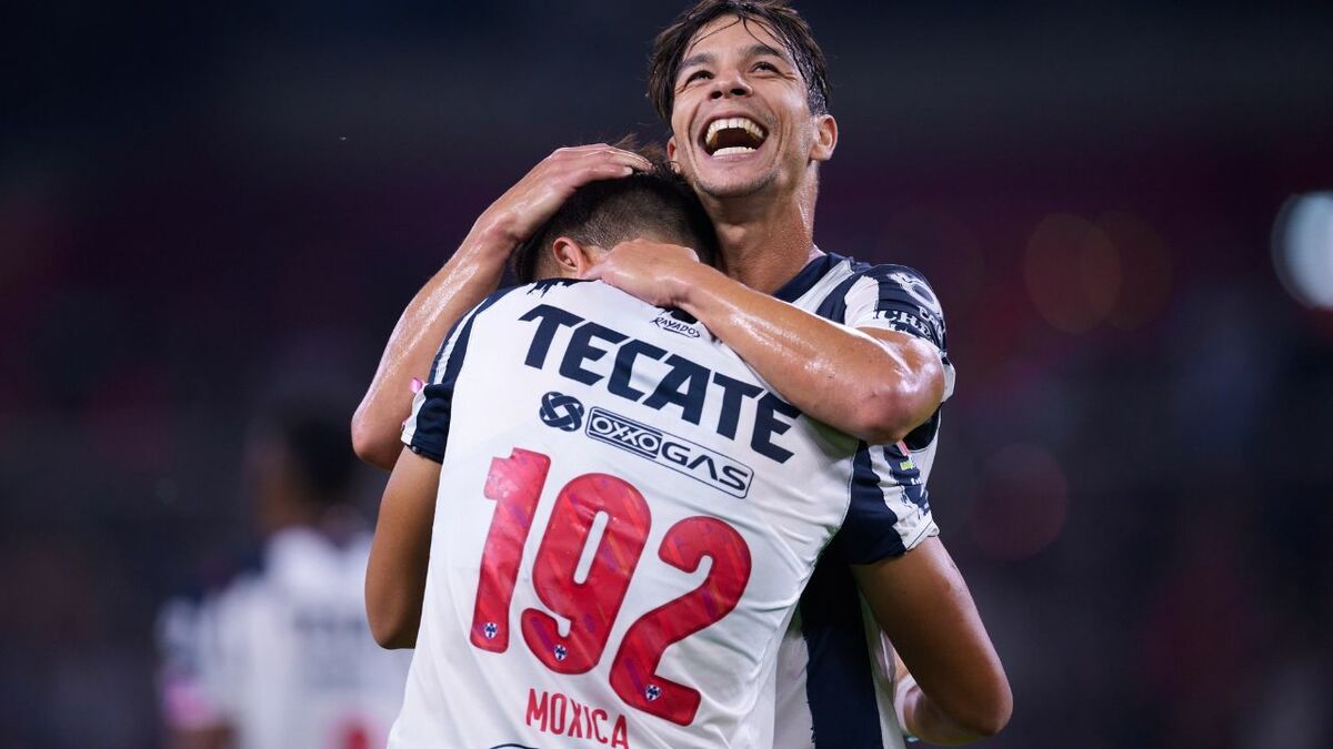 Moxica fue felicitado por sus compañeros. (Foto: Mexsport)
