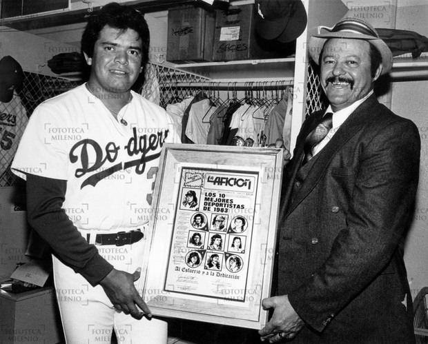 Valenzuela junto al legendario scout Mike Brito. (Foto: Fototeca Milenio)