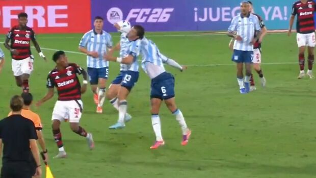 El momento del choque entre estos jugadores de Racing. (Foto: captura de pantalla)