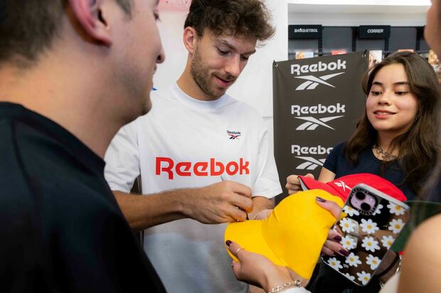 Gasly estuvo firmando autógrafos. (Foto: Reebok)