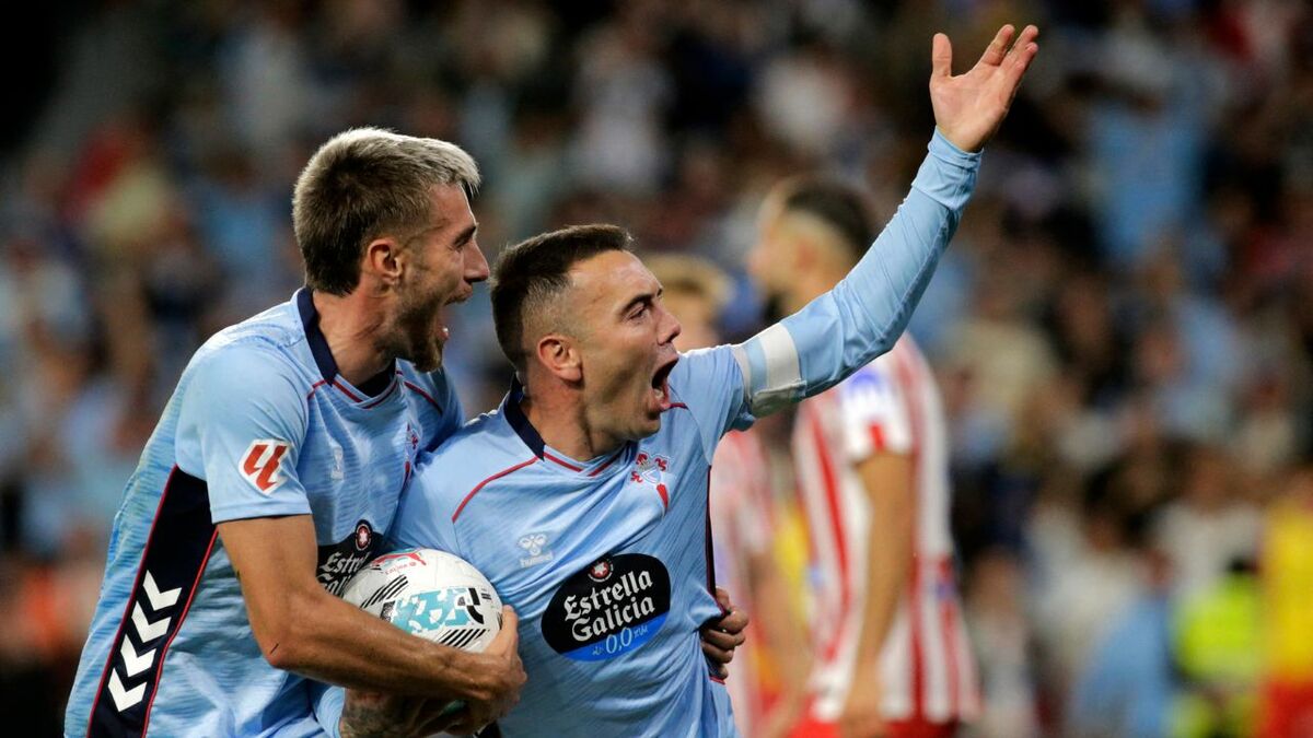 Iago Aspas y Oscar Mingueza (Reuters)