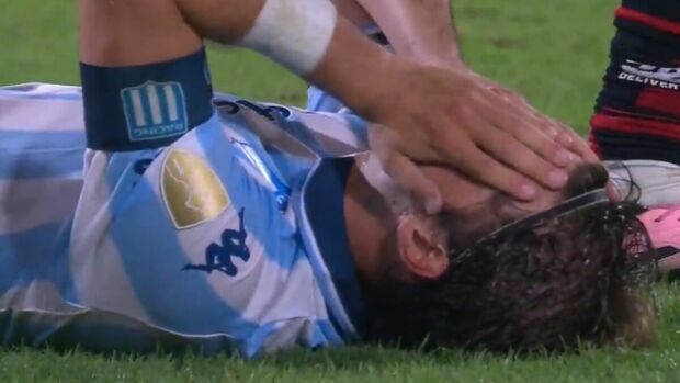 Sosa cayó al césped tras el golpe y fue atendido. (Foto: captura de pantalla)