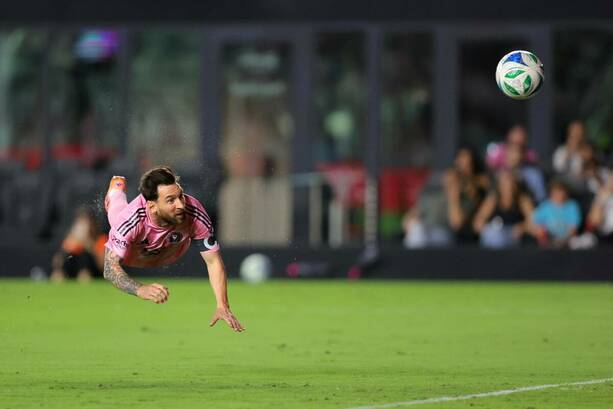 Messi ayudó con doblete en el triunfo de su equipo / Reuters