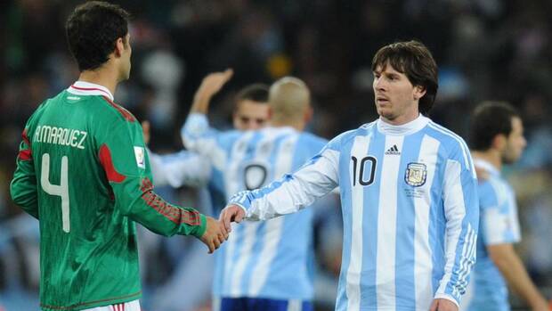 Messi y Rafa Márquez en el Argentina vs. México de Sudáfrica 2010 (AFP)