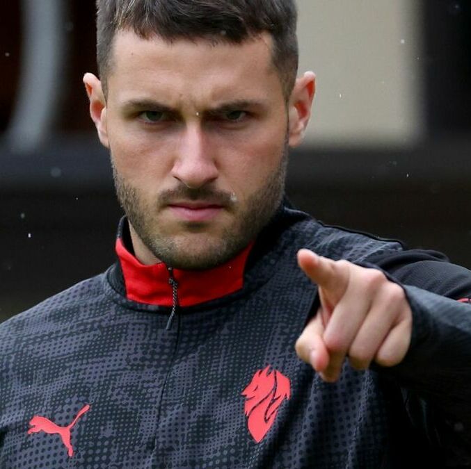 Santiago Gimenez en entrenamiento con el Milan (@Santgimenez_)