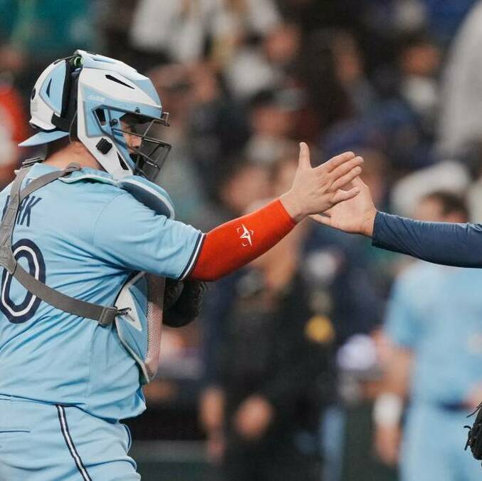 Alejandro Kirk y Seranthony Dominguez forman parte de los jugadores nacidos fuera de Estados Unidos en la Serie Mundial (Reuters)