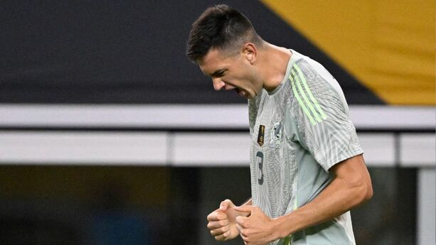 César Montes celebra su gol con el Tri (Reuters)