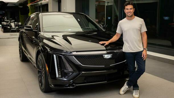 Checo Pérez posa con un auto de su nuevo equipo (Cadillac)