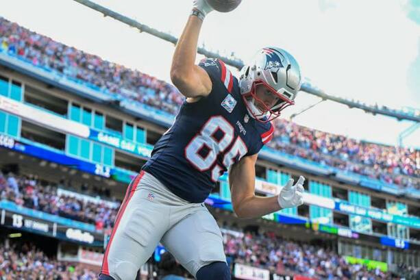 Hunter Henry celebra su touchdown ante Cleveland (Reuters)