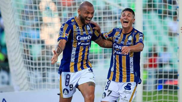 Joao Pedro vacunó a Carlos Acevedo (Imago7)