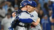 Yamamoto tras acabar su trabajo en el Juego 2 de la Serie Mundial (Reuters)