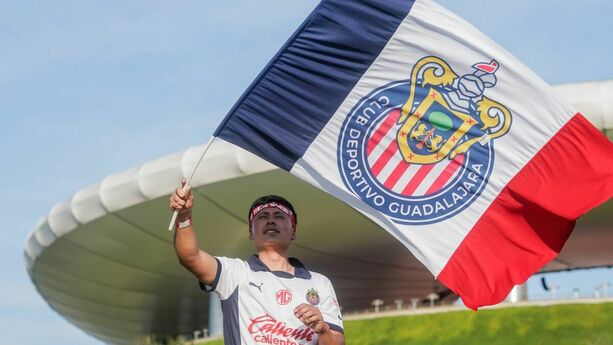 Aficionado de Chivas afuera del Estadio Akron (Imago7)