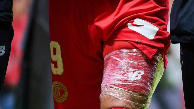 Alexis Vega presenta la lesión en la pierna izquierda. (Foto: Mexsport)