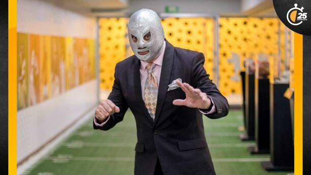 El Hijo del Santo visitó las instalaciones de mediotiempo (Jorge González)