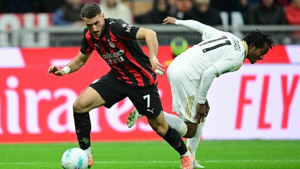 Santiago Gimenez ante el Milan (Reuters)