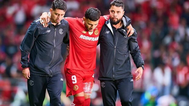 Vega tuvo que ser ayudado para salir caminando de la cancha. (Foto: Mexsport)