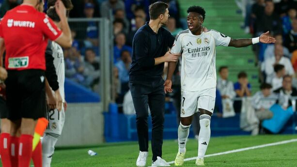 Vinícius junto a Xabi Alonso (EFE)