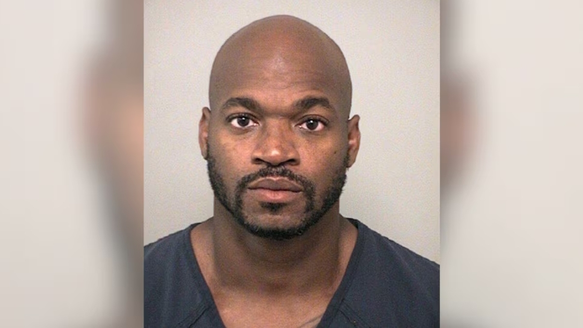 Adrian Peterson fue arrestado con cargos de conducir bajo efectos del alcohol y portación ilegal de arma. Foto: AP