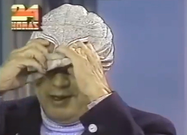El Santo mostró parte de su rostro en '24 horas' en 1984.  (Captura)