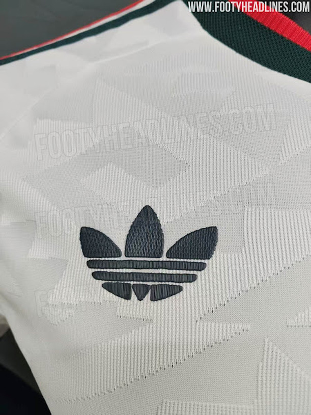 Escudo de Adidas en jersey de México (Footy Headlines)