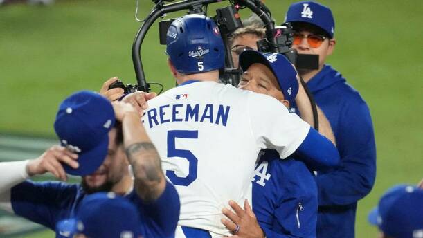 Freddie Freeman celebra con Dave Roberts el triunfo en el Juego 3 (Reuters)