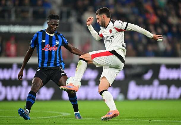 Gimenez intenta un tiro (Reuters)