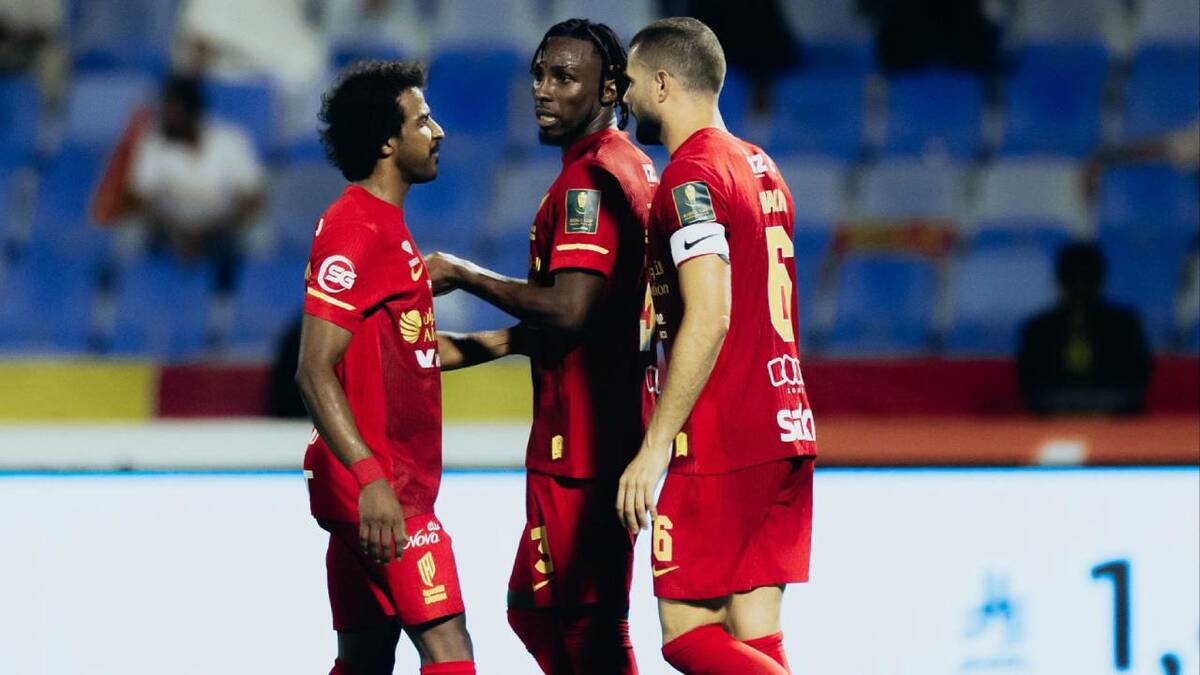 Julián Quiñones es felicitado por sus compañeros (@alqadsiahEN)